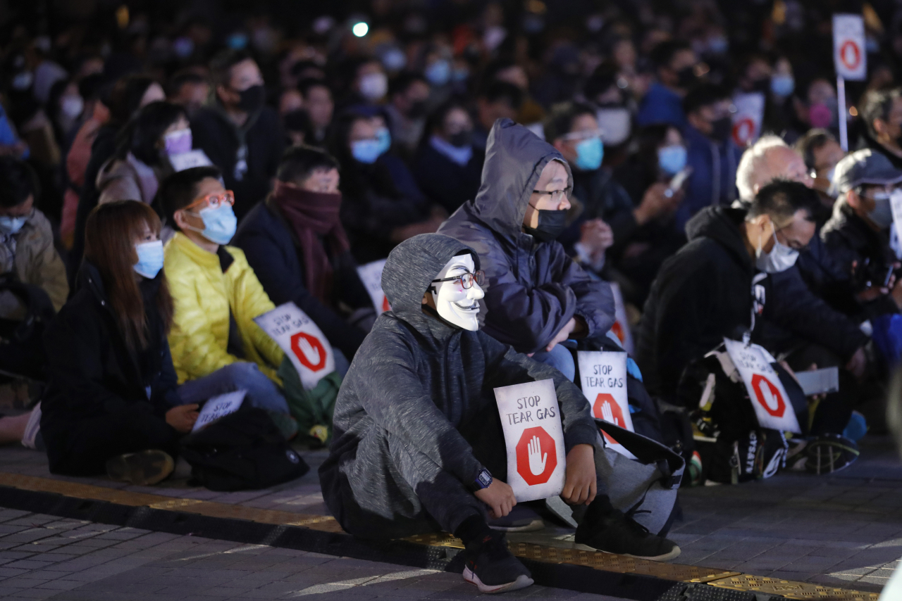 홍콩 시민들이 지난 6일 경찰의 최루탄 남발에 항의하는 플래카드를 들고 집회를 열고 있다. 경찰은 홍콩을 6개월동안 뒤흔든 시위를 진압하는 과정에서 1만여발의 최루탄을 발사했다. [연합뉴스]