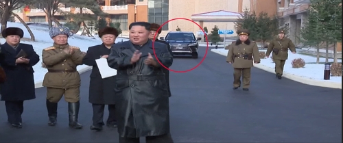 조선중앙TV가 8일 보도한 김정은 위원장의 양덕온천문화휴양지 준공식 영상에서 김 위원장 뒤로 렉서스 고유의 'L'자 엠블럼을 단 검정 스포츠유틸리티차(SUV·원내)가 포착됐다. [연합]