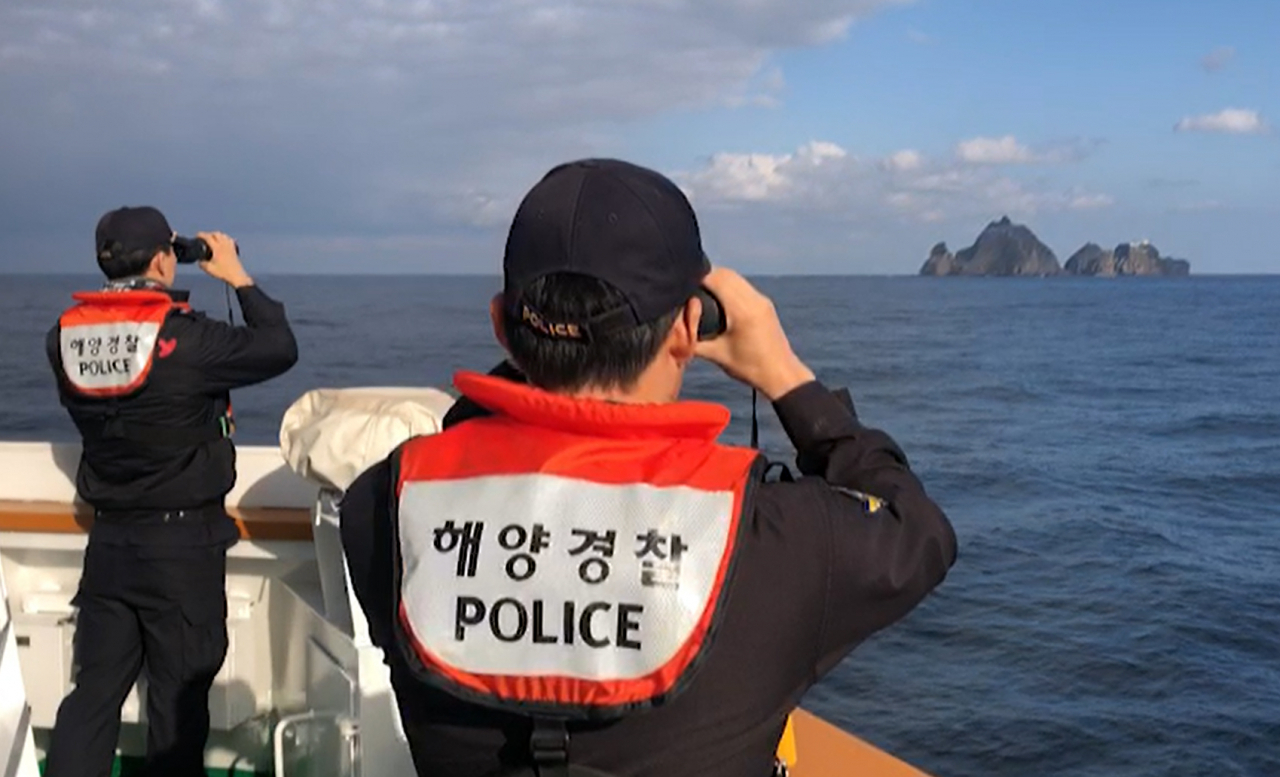 8일 독도 인근 해상에서 해양경찰 등 수색 당국 관계자들이 지난 10월 31일 응급환자를 이송하다 추락한 소방헬기 탑승원 실종자 관련 수색을 하고 있다. 사고 관련 범정부현장수습지원단은 실종자 가족들 뜻에 따라 사고 발생 39일째인 오는 이날을 끝으로 독도 해역 실종자 수색을 종료한다고 앞서 밝혔다. 오는 10일 대구 계명대학교 체육관에서는 사고 헬기에 탑승했던 소방대원들의 합동 영결식이 거행된다. [연합]
