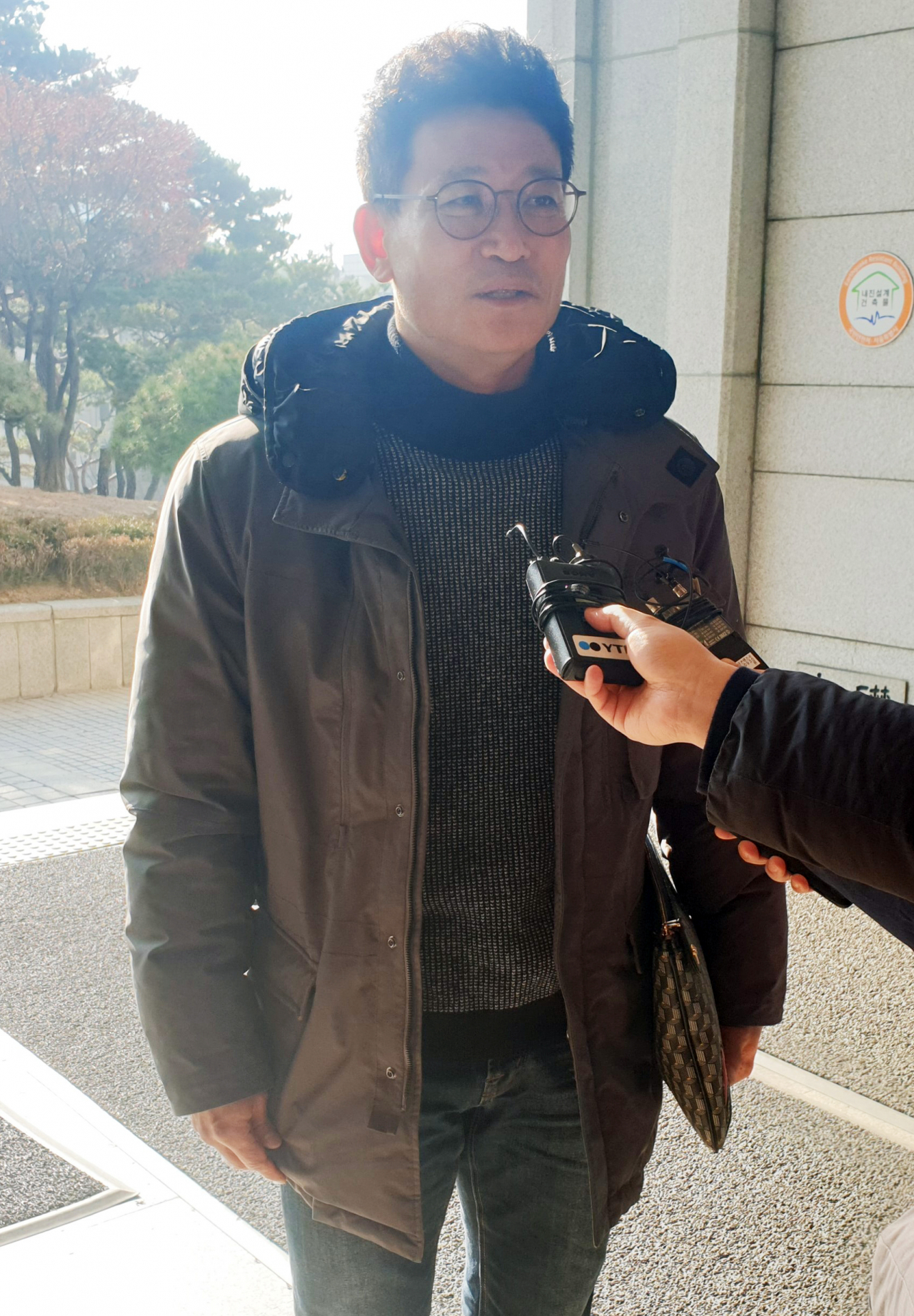 박기성 전 울산시장 비서실장이 8일 검찰 조사를 앞두고 서울중앙지검 1층 현관에서 취재진 질문에 답하고 있다. [연합]