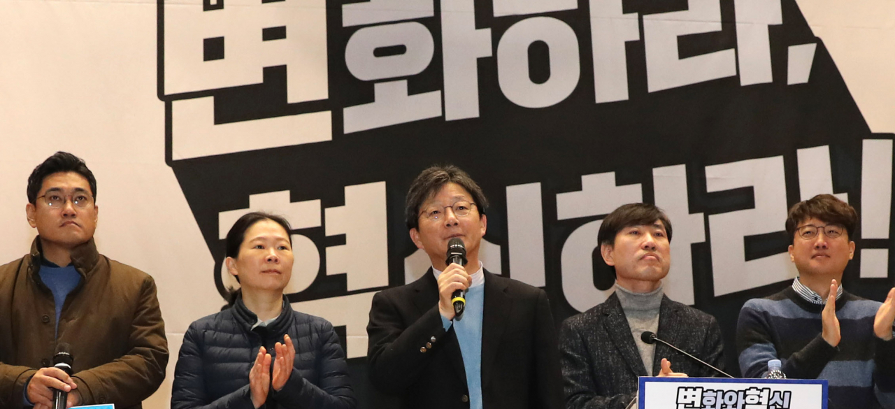 8일 오전 서울 여의도 국회 의원회관에서 열린 '변화와 혁신' 중앙당 발기인 대회에서 유승민 의원이 인사말을 하고 있다. 왼쪽부터 오신환 의원, 권은희 의원, 유승민 의원, 하태경 창당준비위원장, 이준석 전 최고위원. [연합]
