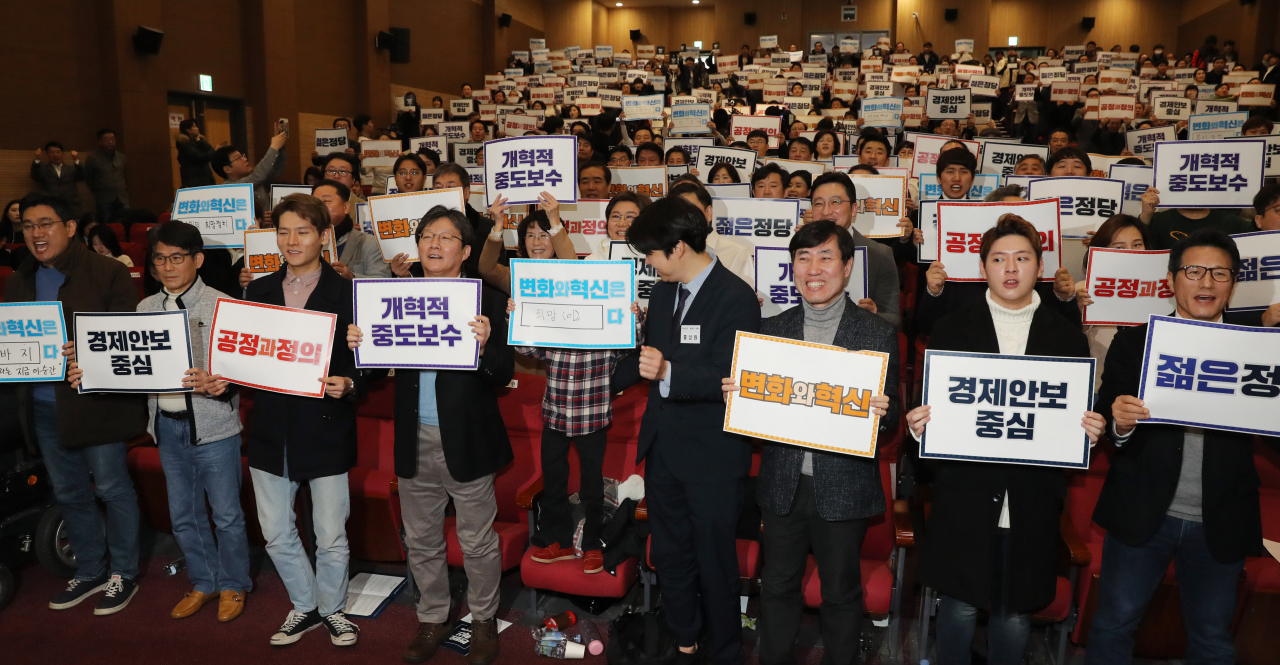 8일 오전 서울 여의도 국회 의원회관에서 열린 '변화와 혁신' 중앙당 발기인 대회에서 하태경 창당준비위원장과 유승민 의원 등 참석자들이 피켓을 들고 구호를 외치고 있다. [연합]