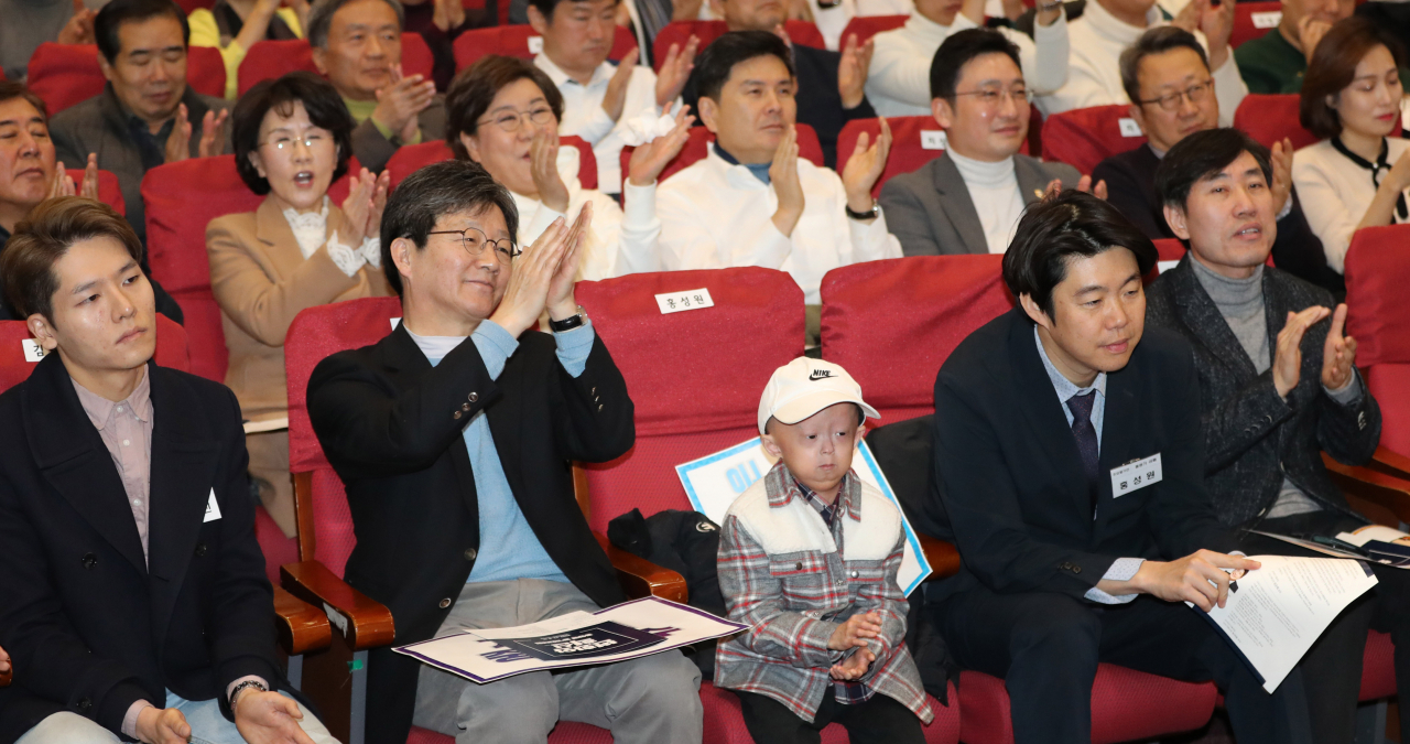 8일 오전 서울 여의도 국회 의원회관에서 열린 '변화와 혁신' 중앙당 발기인 대회에서 유승민 의원이 박수치고 있다. [연합]
