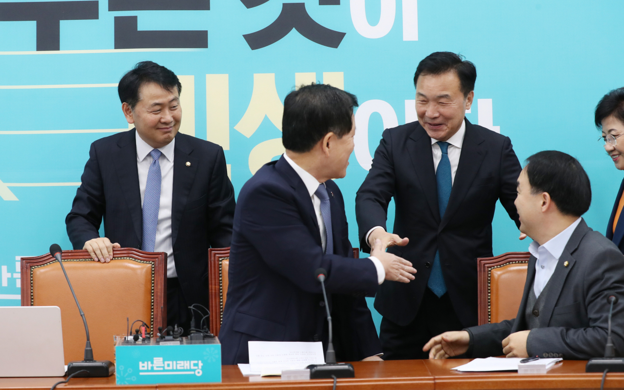 바른미래당 손학규 대표(오른쪽 두 번째)가 6일 오전 서울 여의도 국회에서 열린 최고위원회의 및 확대간부회의에 입장하며 주승용 최고위원과 인사하고 있다. [연합]