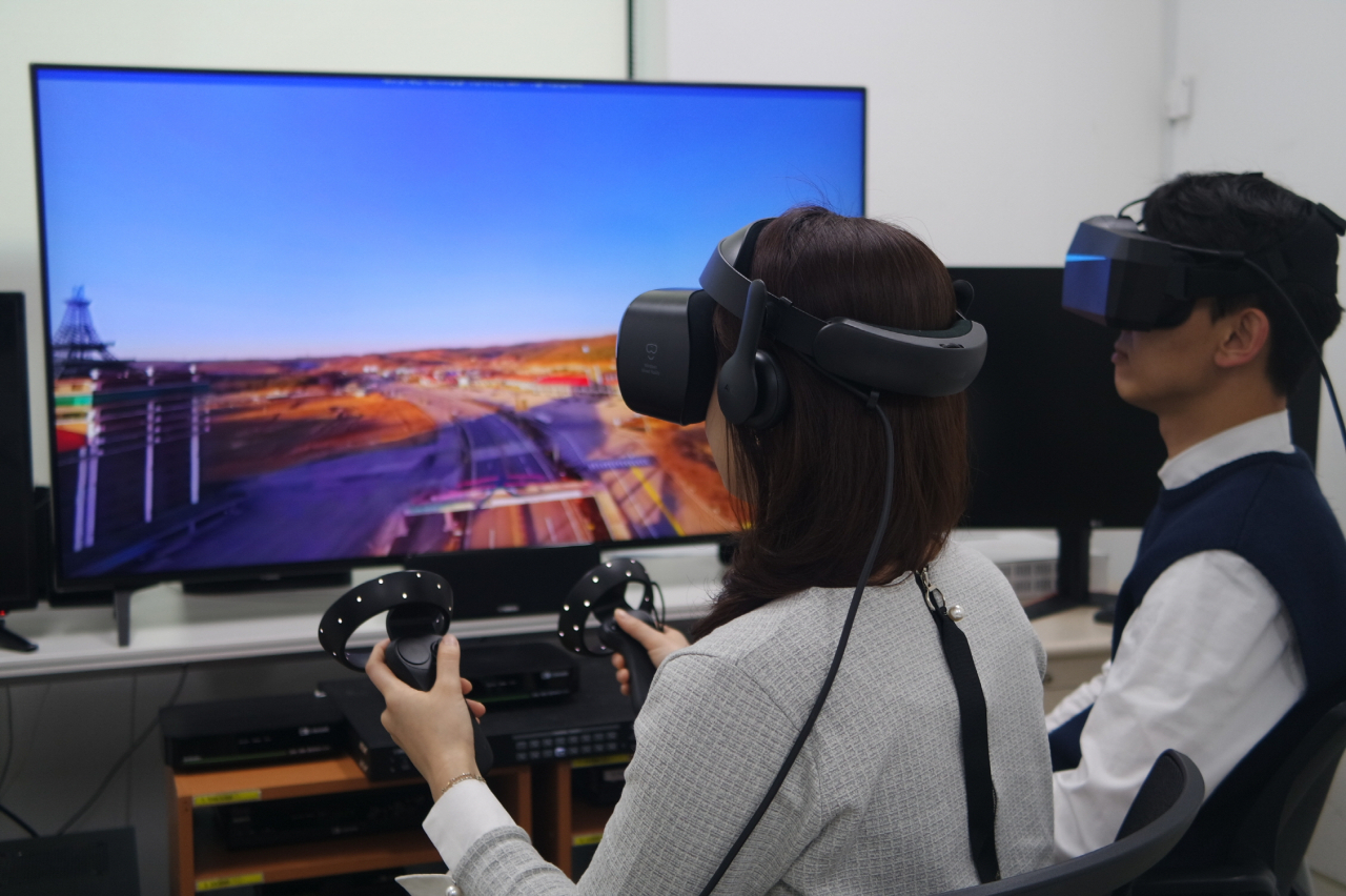 티브로드 직원들이 케이블TV 방송망을 활용한 VR콘텐츠 시범서비스를 시청하고 있다. [티브로드 제공]