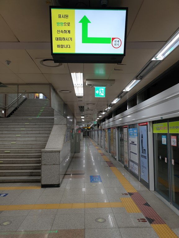 대전시청역에 설치된 LCD 대피로 표시기.[한국기계연구원 제공]