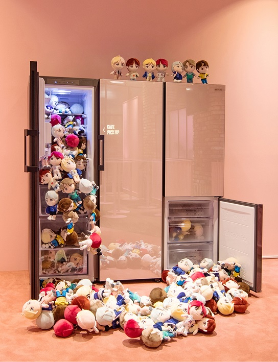 서울 강남구에 위치한 방탄소년단 팝업스토어인 ‘BTS POP-UP : HOUSE OF BTS’에 BTS 멤버들의 캐릭터 인형과 같이 전시된 비스포크 냉장고.[삼성전자 제공]