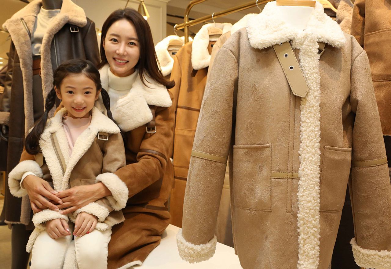 롯데백화점에서 판매하는 무스탕을 착용한 고객 [롯데백화점 제공]