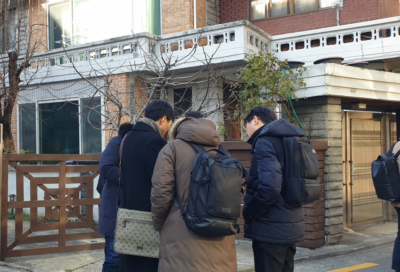 [사진=지난 7일 서울 서초구 한 표준주택 앞에서 한국감정원의 공시가격 조사원이 기자들에게 모바일 앱을 활용한 공시가 현장조사를 시연해 보이고 있다.]