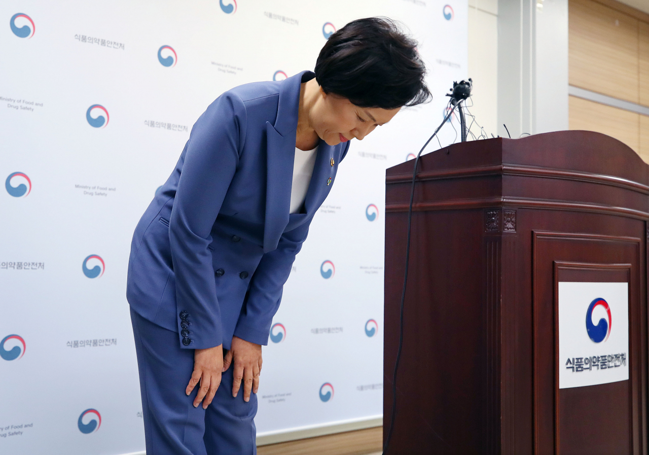 인보사 사태 이후에 취임한 이의경 식약처장이 이 사태 관련 임상 부실 감독에 대해 허리숙여 사과하고 있다. [연합]