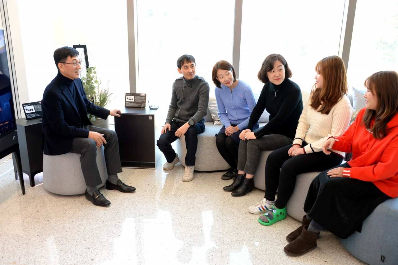 지난 6일 서울시 강서구 마곡에 위치한 LG사이언스파크에서 열린 워크숍에서 LG전자 상품기획담당 박희욱 상무와 고객자문단이 의견을 나누고 있다. [LG전자 제공]