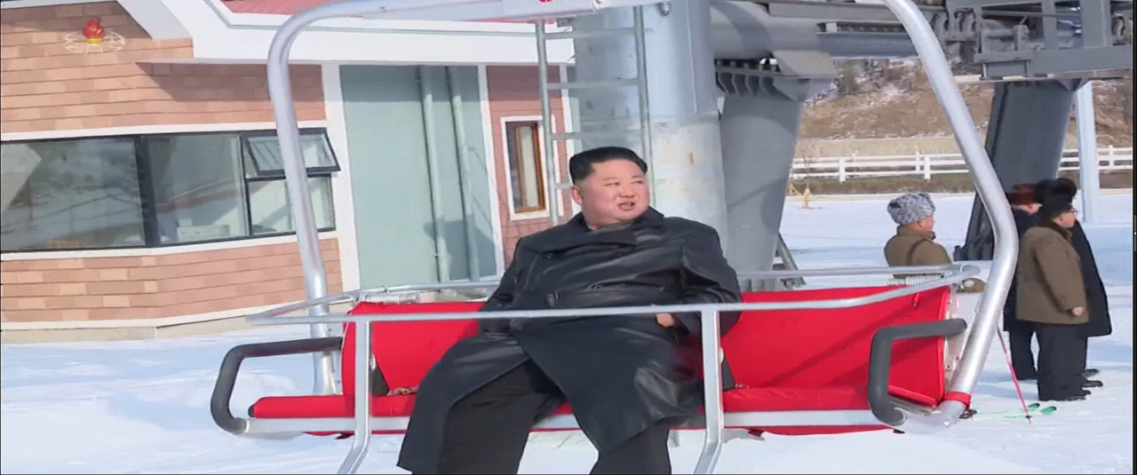 북한 조선중앙TV는 지난 7일 양덕온천문화휴양지 준공식에 참석한 김정은 북한 국무위원장의 모습을 보도했다. 김 위원장이 스키 리프트를 타고 있다.[연합]