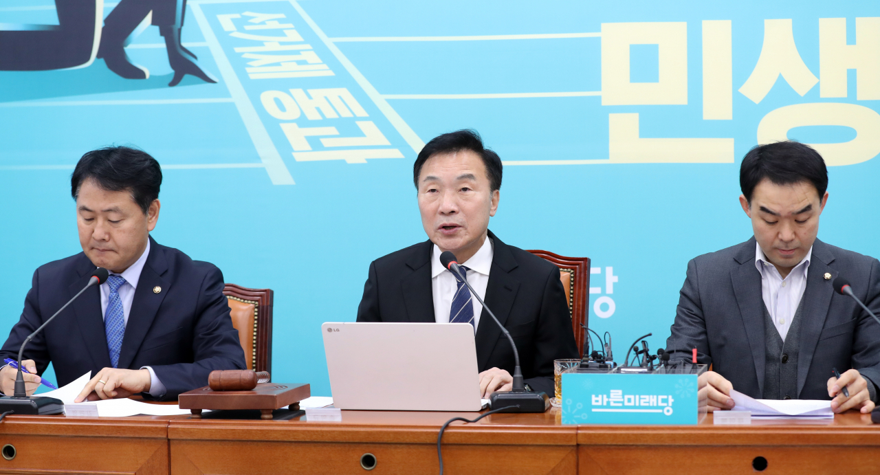바른미래당 손학규 대표(가운데)가 9일 오전 서울 여의도 국회에서 열린 최고위원회의에서 발언하고 있다. 연합뉴스