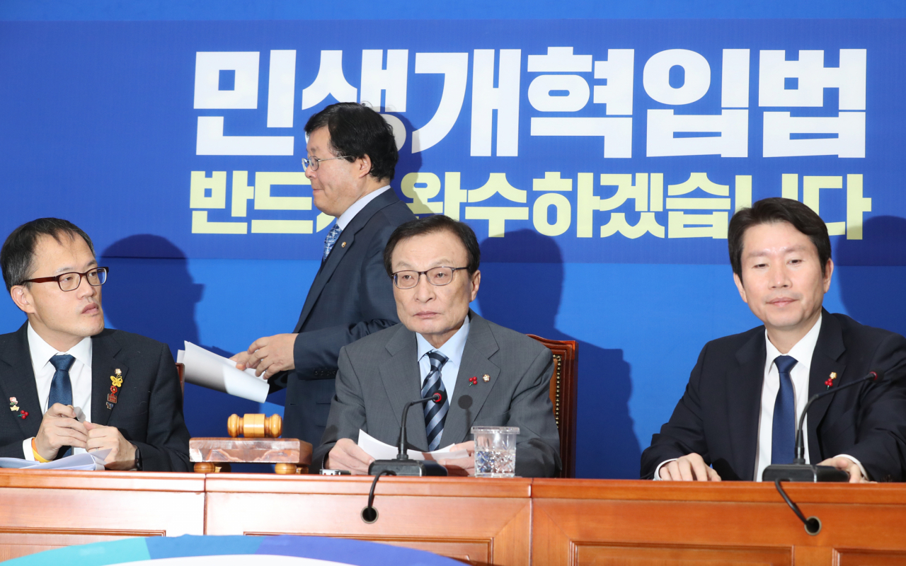 더불어민주당 이해찬 대표와 이인영 원내대표가 9일 오전 서울 여의도 국회에서 열린 최고위원회의에 참석해 있다. 연합뉴스