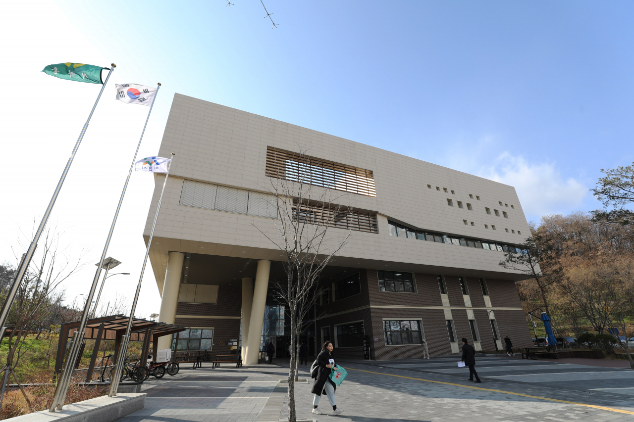 국내 최초의 제로에너지 도서관인 충남 아산시 용화동 ‘아산중앙도서관’ 전경 [국토교통부]
