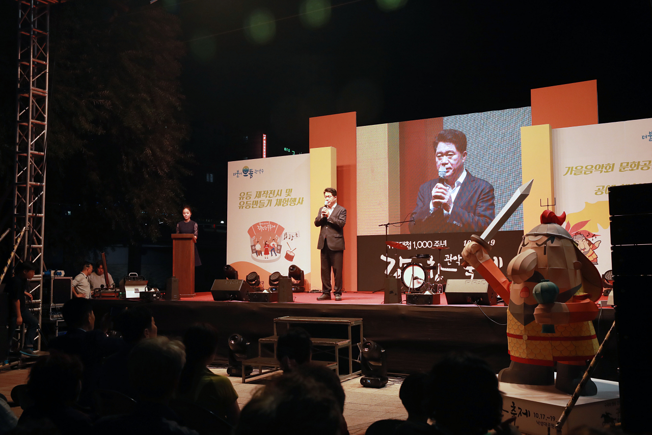 지난 9월 도림천에서 열린 생활공예축제에서 인사말을 하는 박준희 구청장. [관악구 제공]