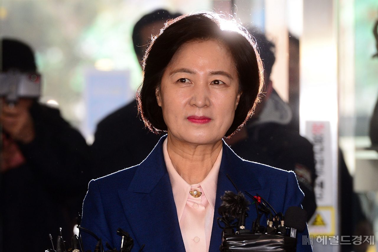 [헤럴드경제=이상섭 기자] 차기 법무부 장관 후보자로 지명된 추미애 더불어민주당 전 대표가 9일 오전 서울 양천구 서울남부준법지원센터 6층에 마련된 인사청문회 준비단 사무실로 첫 출근을 하고 있다. 추 법무부 장관 후보자는 대구 경북여고와 한양대 법학과를 졸업하고 연세대에서 경제학 석사학위를 받았다. 제24회 사법시험에 합격해 광주고법 판사, 춘천·인천·전주지법 판사를 지냈다. 이후 정치계에 입문, 제15·16·18·19대 국회의원과 더불어민주당 당대표를 역임한 현역 국회의원이다 babtong@heraldcorp.com