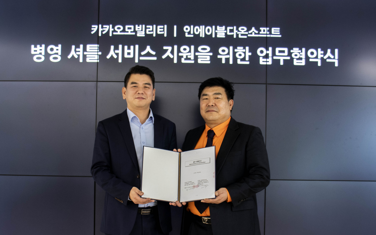 9일 경기도 판교 카카오모빌리티 본사에서 가진 카카오모빌리티와 인에이블다온소프트의 '병영 셔틀 서비스 지원을 위한 업무협약식'에서 안규진(왼쪽) 카카오모빌리티 사업부문 전무와 조성곤 인에이블다온소프트 대표가 기념사진을 찍고 있다. [카카오모빌리티 제공]
