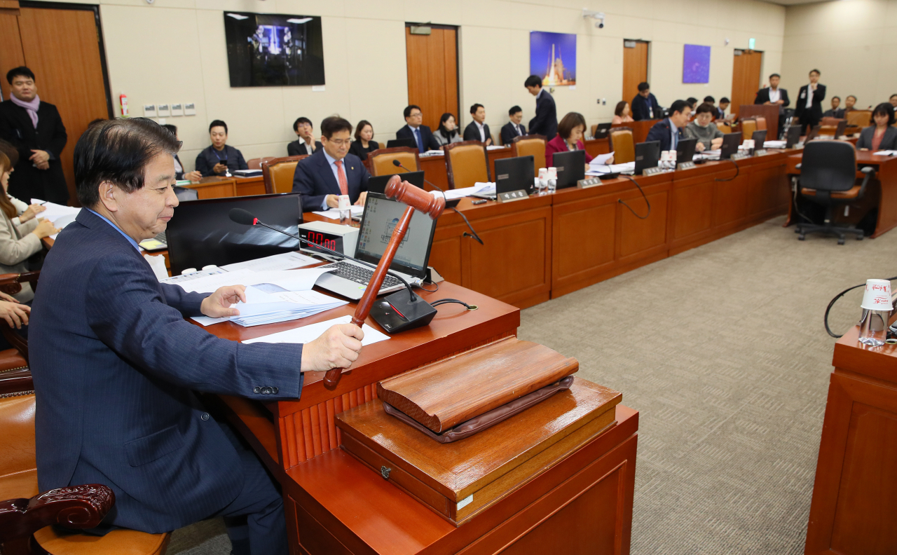 노웅래 위원장이 4일 국회 과학기술정보방송통신위원회 전체회의에서 '데이터 3법'의 하나인 '정보통신망 이용촉진 및 정보보호 등에 관한 법률'(정보통신망법) 개정안을 가결하고 있다. 연합뉴스
