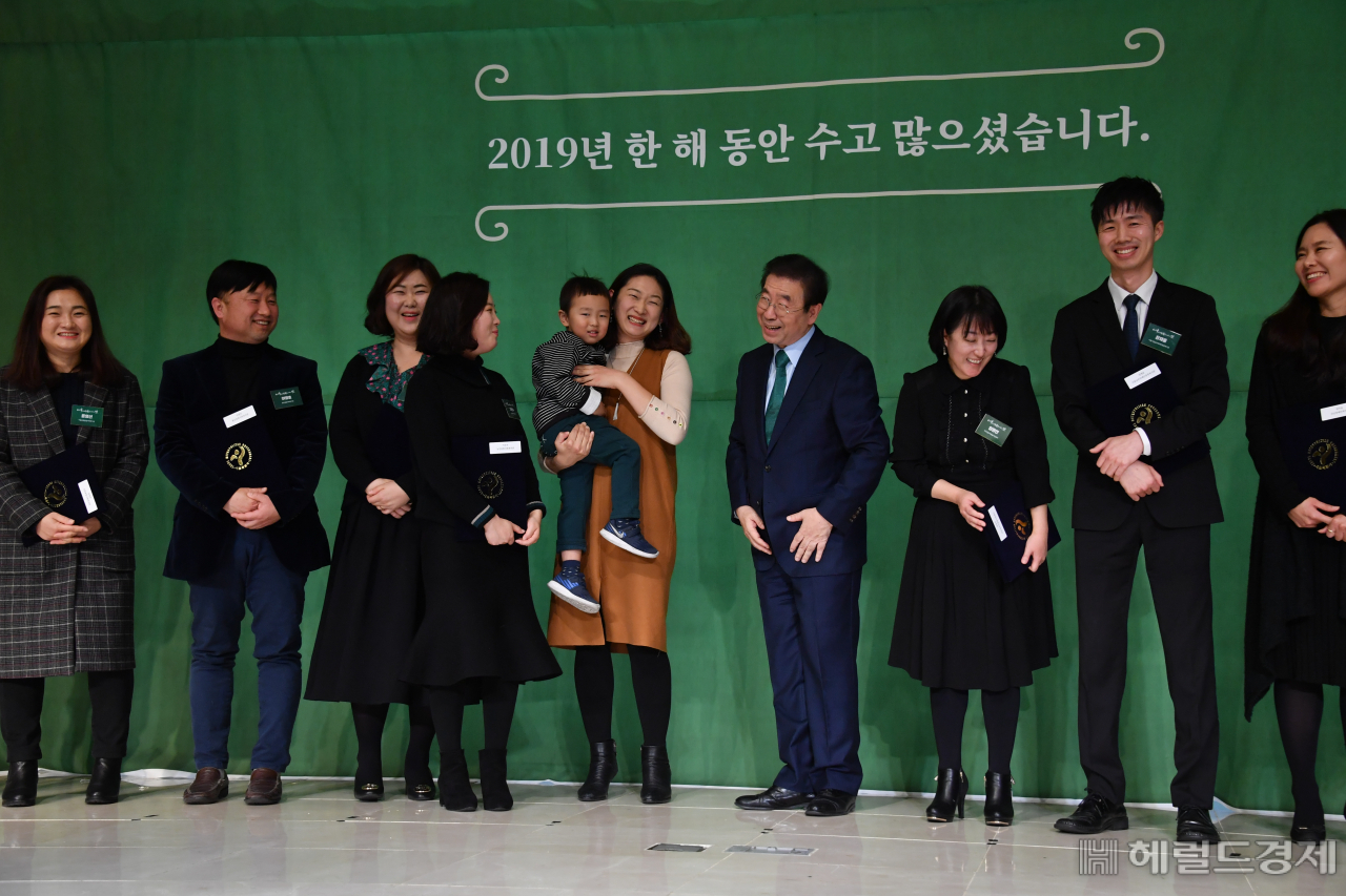 박원순 서울시장이 지난 6일 오후 7시 종로구 AW컨벤션(자하문로 255)에서 서울시사회복지사협회 주최로 열린 ‘2019 서울사회복지사의 밤’에 참석해 사회복지사들의 노고에 감사를 표한뒤 환하게 웃고 있다. 이날 행사에는 사회복지사 550명이 참석했으며 이 자리에서 박 시장은 서울시민의 복지증진에 기여한 사회복지사 30명에게 시장표창을 수여했다. [서울시]