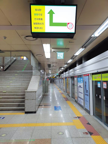 대전시청역에 설치된 LCD 대피로 표시기. [한국기계연구원 제공]