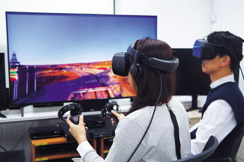 티브로드 직원들이 케이블TV 방송망을 활용한 VR콘텐츠 시범서비스를 시청하고 있다. [티브로드 제공]