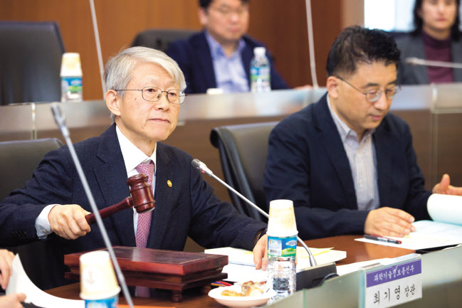 최기영 과기정통부 장관이 지난달 27일 열린 ‘제7차 신기술 서비스 심의위원회’ 회의를 주재하고 있다.[과학기술정보통신부 제공]