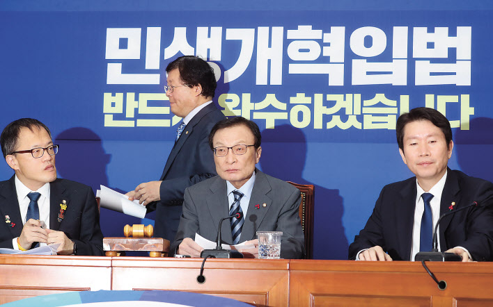 더불어민주당 이해찬 대표와 이인영 원내대표가 9일 오전 서울 여의도 국회에서 열린 최고위원회의에 참석해 있다. [연합]