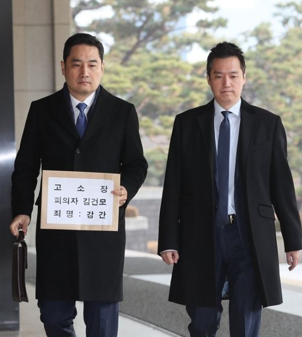 유튜브 채널 '가로세로연구소'의 강용석 변호사(왼쪽)와 김세의 전 MBC 기자가 9일 오전 서울 서초구 서울중앙지검에 가수 김건모를 성폭행 의혹과 관련해 고소장을 제출하기 위해 민원실로 향하고 있다. [연합]