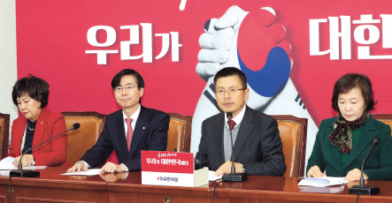 자유한국당 황교안 대표가 9일 오전 서울 여의도 국회에서 열린 최고위원회의에서 발언하고 있다. [연합]