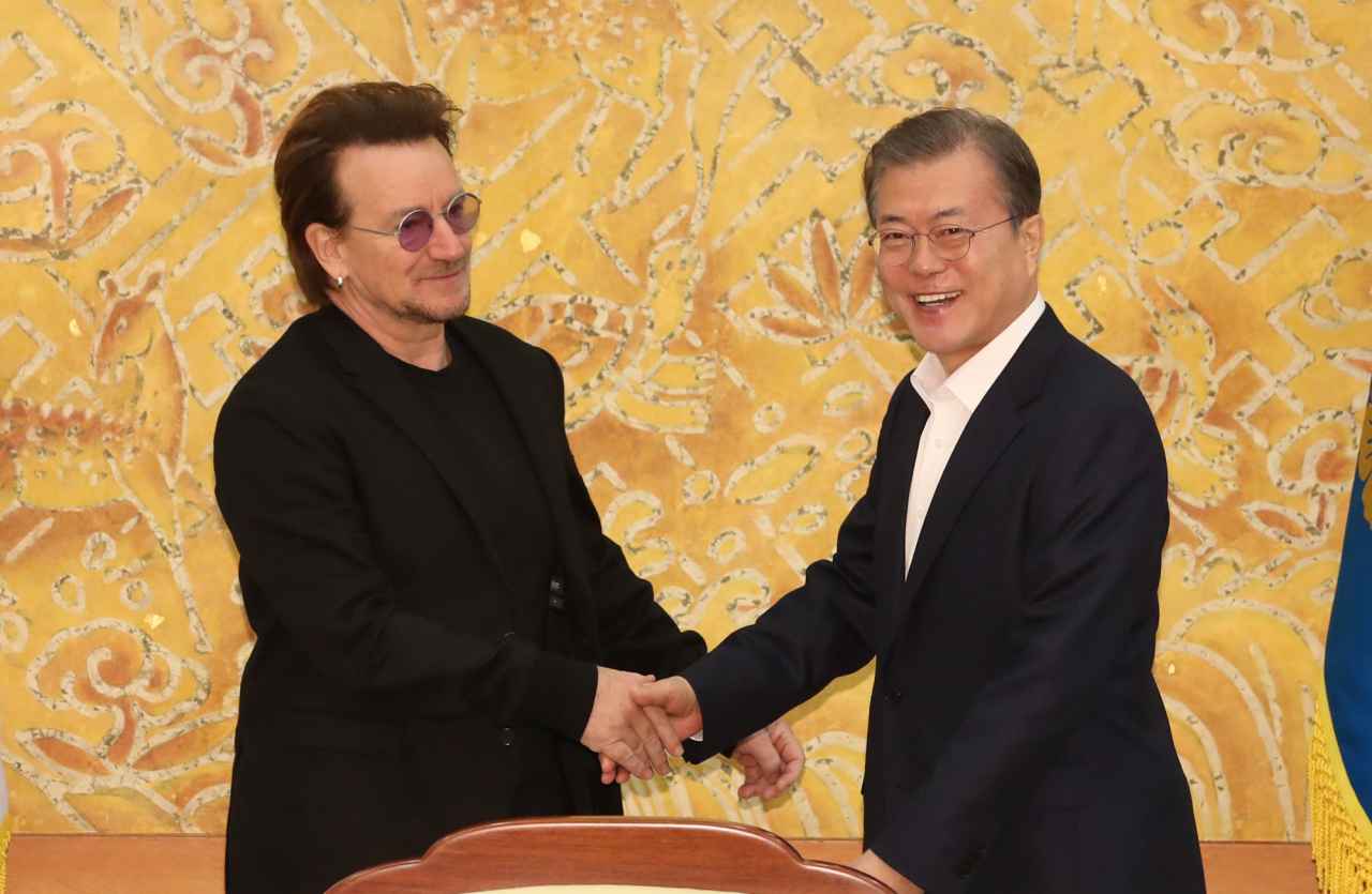 문재인 대통령이 9일 청와대에서 예방한 록밴드인 'U2'의 보컬이자 사회운동가 보노 접견에 앞서 인사하고 있다. 1976년 아일랜드 더블린에서 결성된 U2는 전 세계에서 1억 8천만여장의 앨범 판매고를 올리고 그래미상을 총 22회 수상한 유명 밴드다. 리더인 보노는 빈곤·질병 종식을 위한 기구인 '원'(ONE)을 공동 설립하고 빈곤 퇴치 캠페인에 적극적으로 나서며 과거 노벨평화상 후보에 오르기도 한 인물이다. [연합]