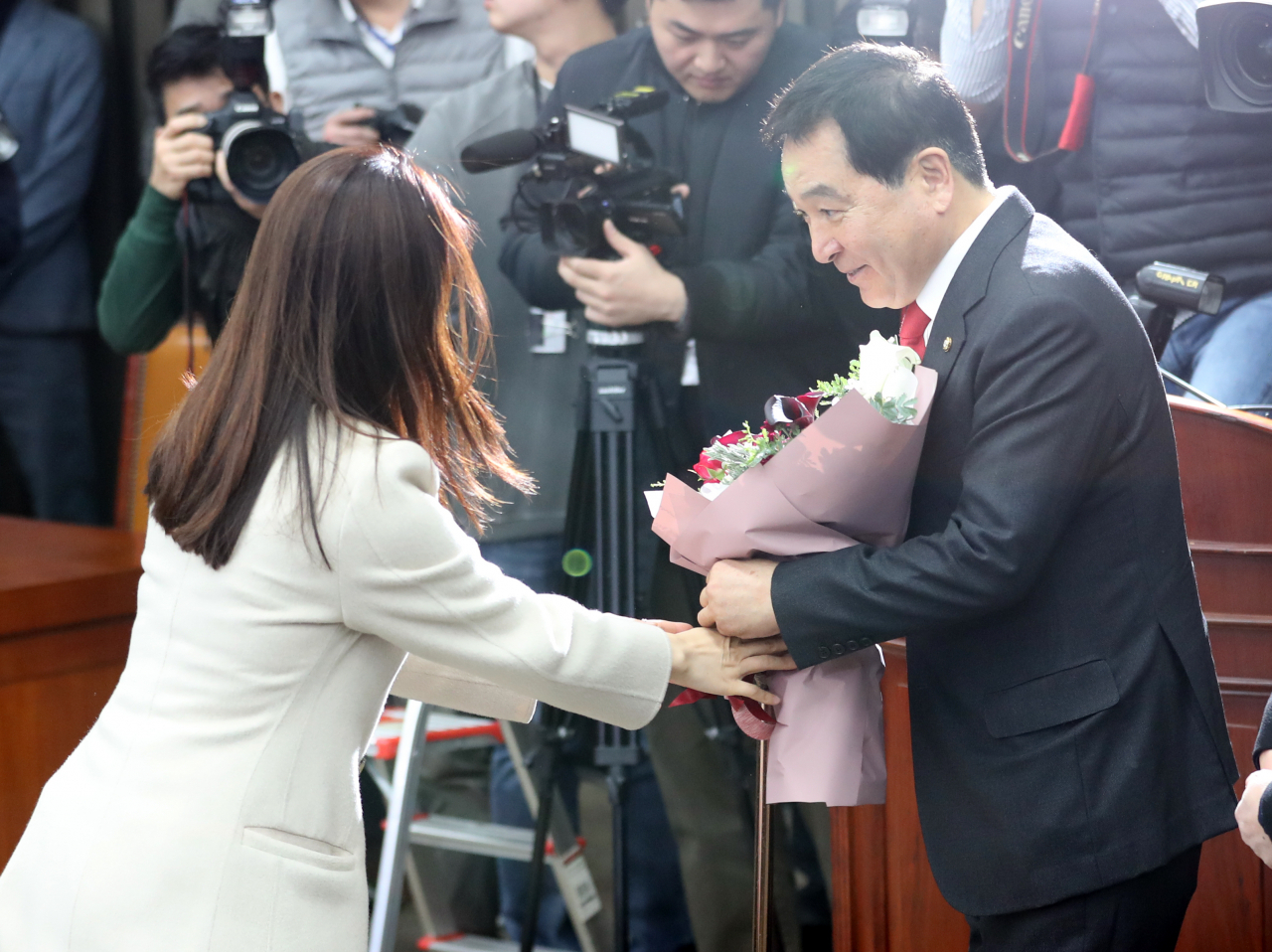 자유한국당 새 원내대표에 선출된 심재철 의원이 9일 국회에서 열린 의원총회에서 꽃다발을 받고 있다. [연합]