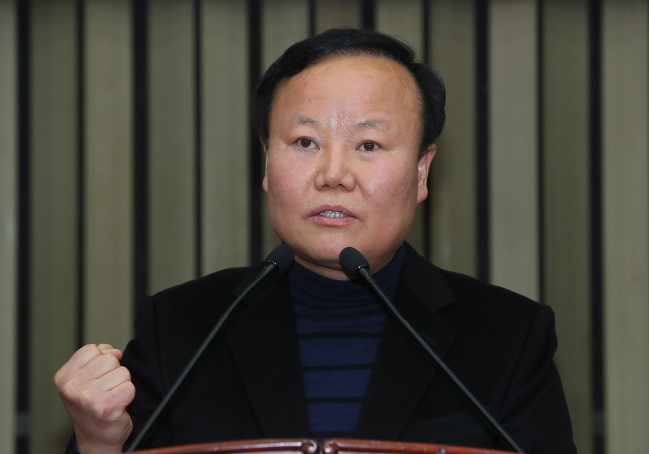 자유한국당 신임 김재원 정책위의장이 9일 국회에서 열린 의원총회에서 인사말하고 있다. [연합]