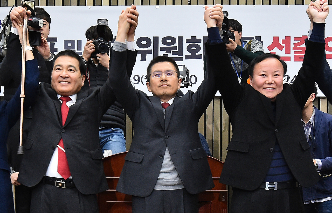 자유한국당 원내대표에 선출된 심재철 의원(왼쪽)과 신임 김재원 정책위의장이 지난 9일 국회에서 열린 의원총회에서 황교안 대표와 함께 인사하고 있다. [연합]