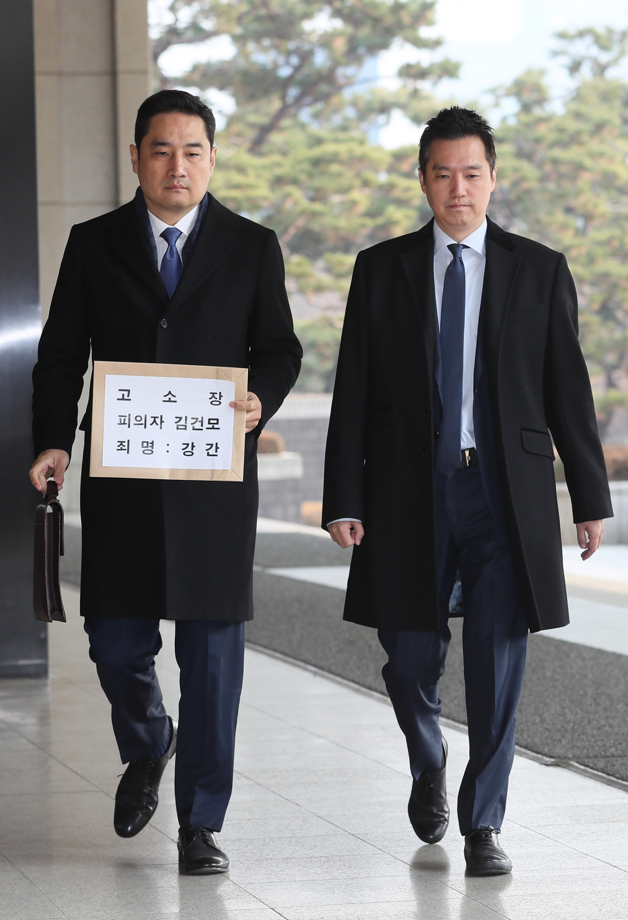 유튜브 채널 ‘가로세로연구소’의 강용석 변호사(왼쪽)와 김세의 전 MBC 기자가 9일 오전 서울 서초구 서울중앙지검에 가수 김건모를 성폭행 의혹과 관련해 고소장을 제출하기 위해 민원실로 향하고 있다. [연합]