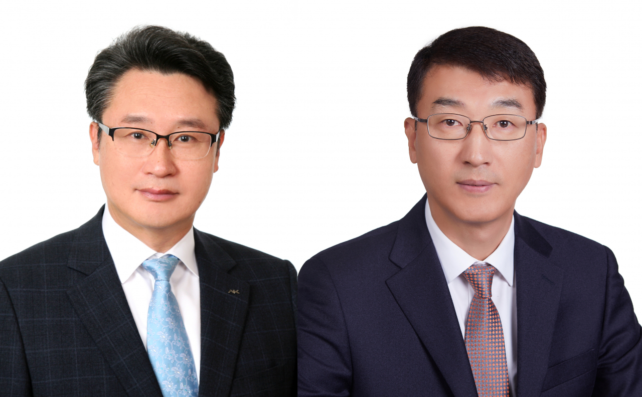 왼쪽부터 AMPLUS자산개발 이영수 대표이사, AK켐텍 신상용 대표이사. [애경그룹 제공]
