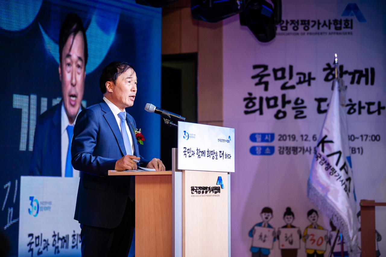김순구 한국감정평가사협회 회장은 지난 6일 서울 서초구 방배동 감정평가사회관 대강당에서 열린 창립 제30주년 기념식에서 “새로운 도약을 준비하는 역사적인 오늘, 국민의 생활 속에서 국민과 함께 희망을 더하는 협회가 될 것이라 다짐한다”고 밝혔다. [한국감정평가사협회]