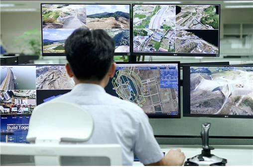 대우건설 기술연구원에서 드론관제시스템을 운영하고 있다. [대우건설 제공]