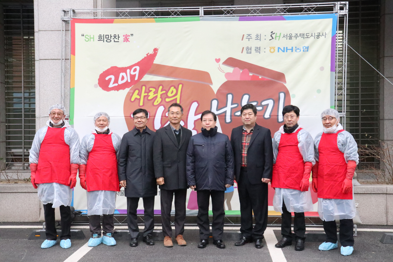 서울주택도시공사(SH공사)가 지난 7일 서울 강남구 개포동 사옥에서 사랑의 김장나누기 행사를 개최한 가운데 김세용 SH공사 사장(왼쪽 5번째)이 자원봉사자 등 참석자들과 기념사진을 촬영하고 있다. [사진=SH공사 제공]