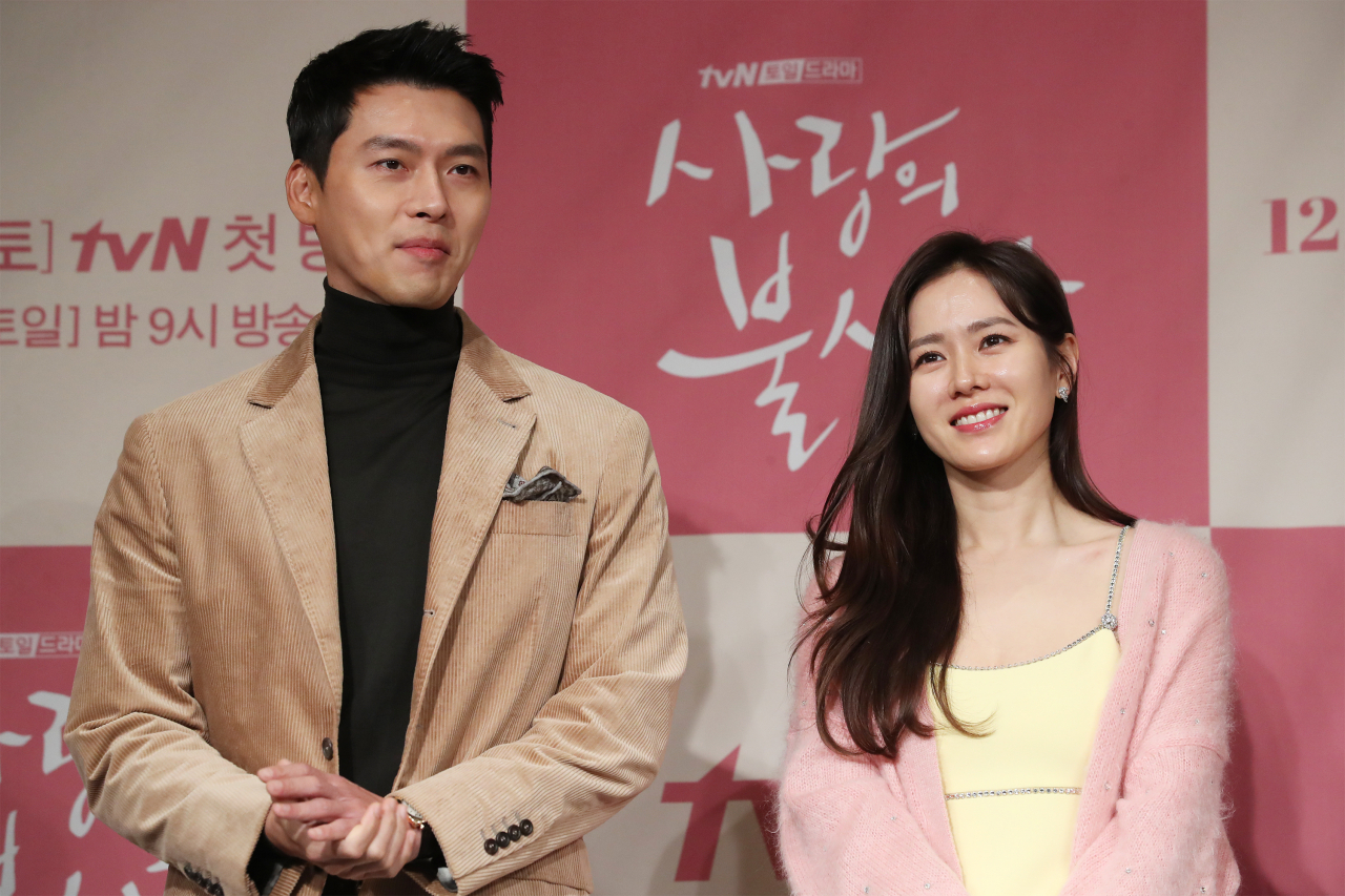 9일 오후 서울 종로구 포시즌스호텔에서 열린 tvN 드라마 '사랑의 불시착' 제작발표회에서 배우 손예진(오른쪽), 현빈이 포즈를 취하고 있다. [연합]
