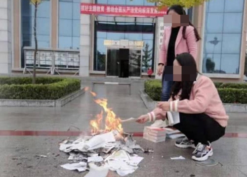 '불온서적'을 소각하는 전위안현 도서관 직원들[경제일보 캡처]
