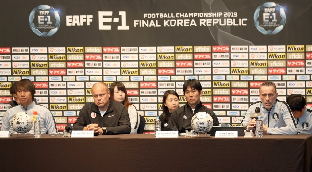 2019 동아시아축구연맹(EAFF) E-1 챔피언십에 참가하는 한국·일본·홍콩·중국 남자축구 대표팀 감독들이 9일 부산 롯데호텔에서 기자회견을 하고 있다. 왼쪽부터 리톄 중국감독, 미카마티 페테리 파텔라이넨 홍콩감독, 모리야스 하지메 일본감독, 파울루 벤투 한국 감독.