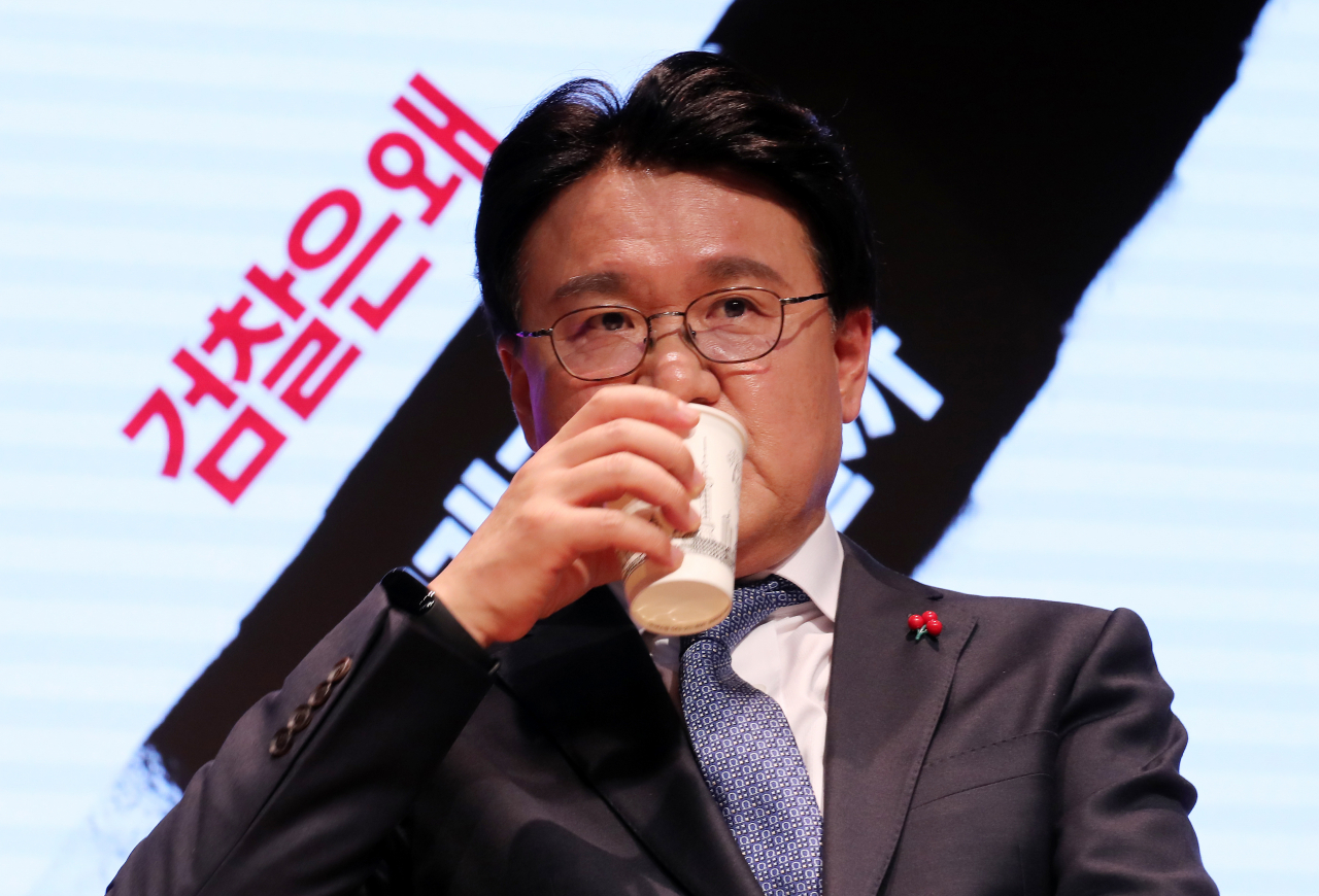 황운하 대전지방경찰청장이 9일 오후 대전 중구 시민대학 식장산 홀에서 열린 '검찰은 왜 고래고기를 돌려줬을까' 출간 기념 북 콘서트에서 물을 마시고 있다. 연합뉴스