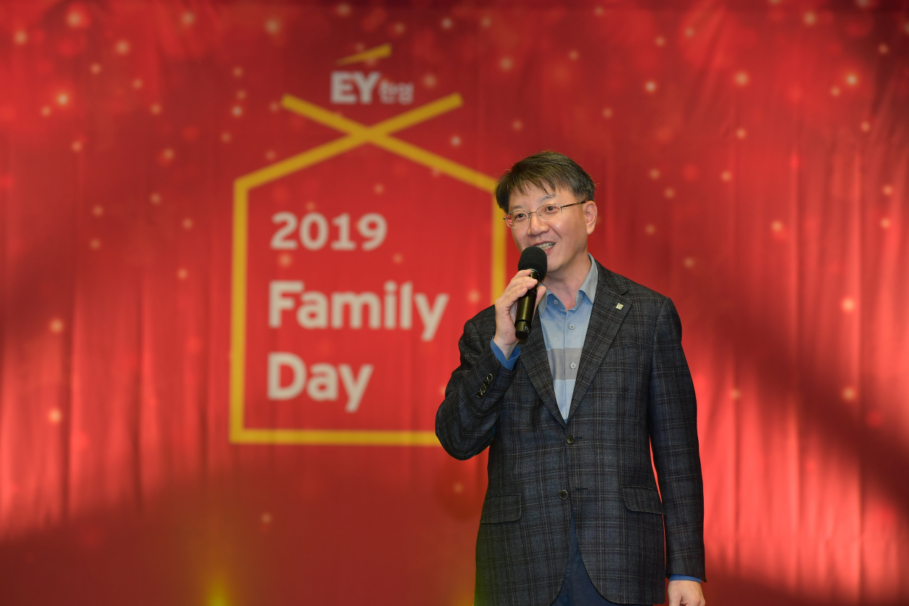지난 7일 서울 여의도동 EY한영 오피스에서 열린 임직원 가족 초청 송년행사 ‘2019 EY한영 패밀리데이’에서 서진석 EY한영 대표가 참석자들에게 말하고 있다.[EY한영 제공]