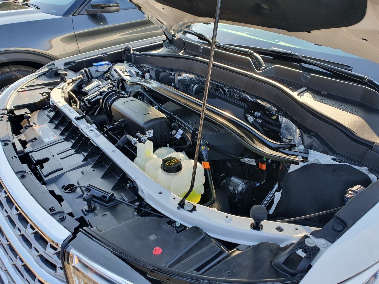 2.3리터 GTDI 엔진은 304(5500rpm)마력과 42.9kg.m(3500rpm) 토크의 힘을 낸다. 폭발적이진 않지만, 2톤이 넘는 차체를 부족함 없이 밀어낸다. 연비 효율의 개선은 덤이다.
