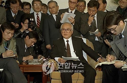 1992년 1월 26일 평양을 방문해 김일성 주석을 만난 뒤 귀국한 김우중 당시 대우그룹 회장이 공항 귀빈실에서 기자회견을 갖고 방북성과에 관해 설명하고 있다. [연합]