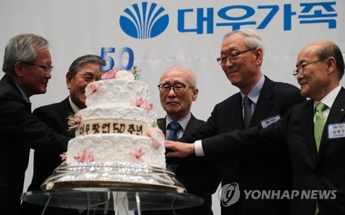 2017년 3월 22일 오후 서울 중구 밀레니엄 서울 힐튼 호텔에서 열린 대우그룹 창업 50주년 기념식에서 김우중 전 회장(가운데)과 대우그룹 임원들이 50주년 케이크를 커팅하고 있다.[연합]