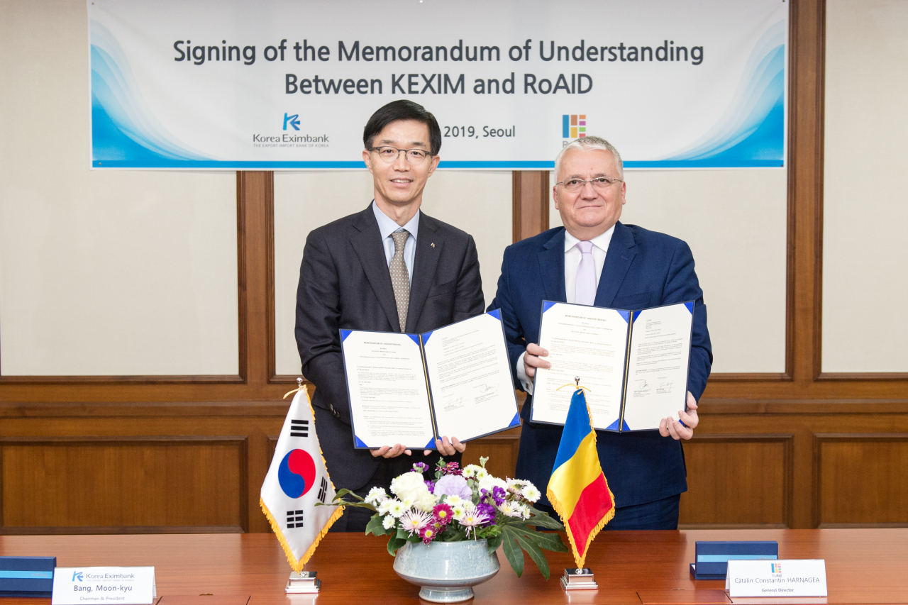 수출입은행과 루마니아 국제개발단(RoAID)은 9일 서울 여의도 수은 본점에서 '국제개발협력 지식 공유 및 협력사업 추진을 위한 업무협약(MOU)'을 체결했다. 사진 왼쪽부터 방문규 수은 행장, 카탈린 하르나제아 루마니아 국제개발단 총재.