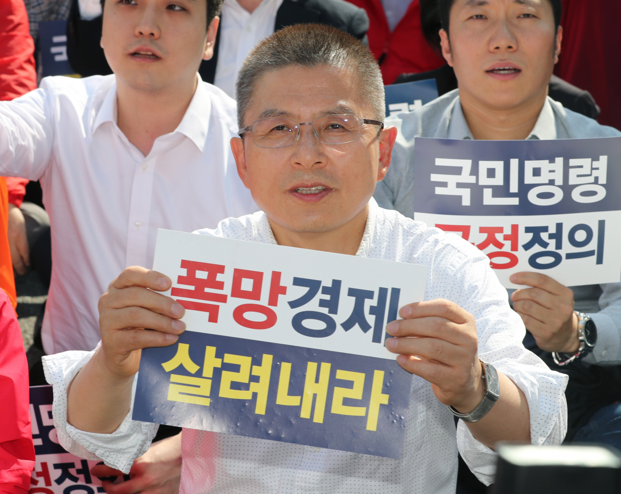 황교안 자유한국당 대표가 지난 10월19일 오후 서울 광화문광장에서 열린 자유한국당 '국정대전환 촉구 국민보고대회'에서 구호를 외치고 있다. [연합]