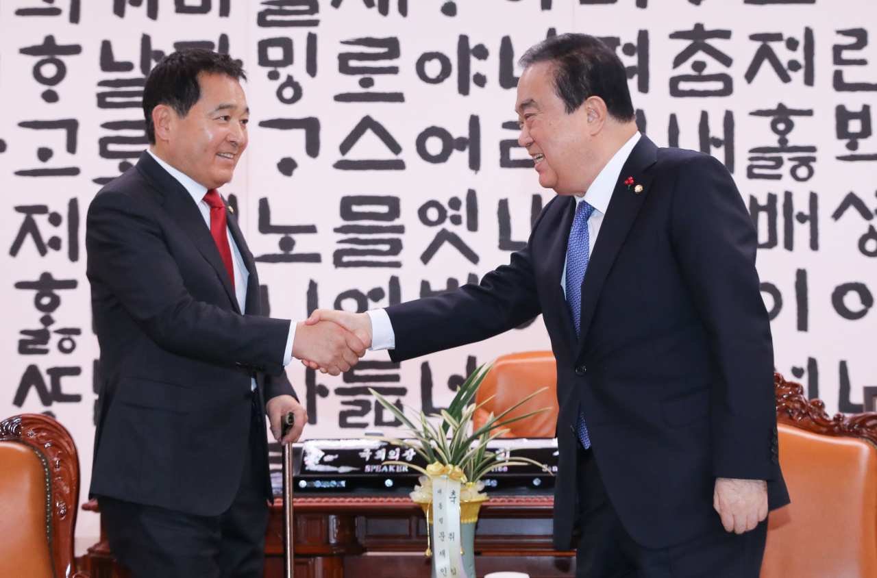문희상 국회 의장(오른쪽)과 심재철 자유한국당 신임 원내대표가 지난 9일 국회 의장실에서 열린 문 의장과 여야3당 원내대표 회동에서 첫 인사를 나누고 있다. [연합]
